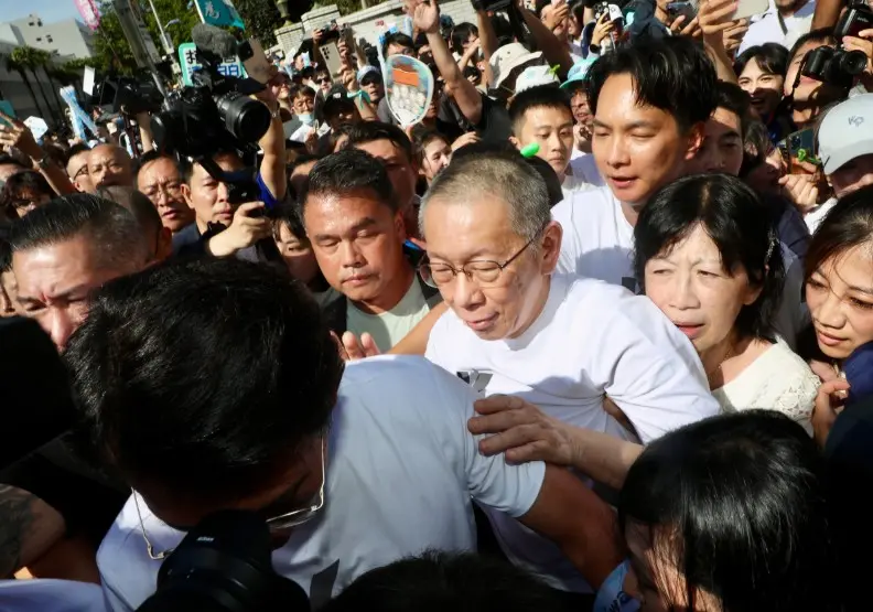 ▲柯文哲電子腳鐐充電線害的！陳佩琪夜摔渾身瘀青。（圖／陳佩琪臉書）