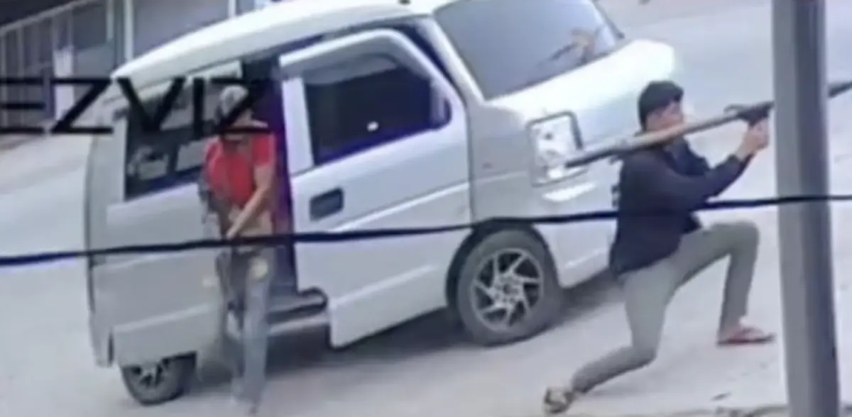 ▲菲律賓南部發生驚悚襲擊事件，市長車隊遭武裝份子發射火箭彈攻擊，現場氣氛緊張。（圖／翻攝自GMA News）