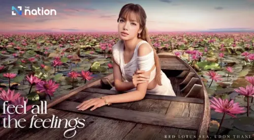 Lisa加持泰國紅蓮海爆紅　粉絲瘋搶同款小船打卡美照
