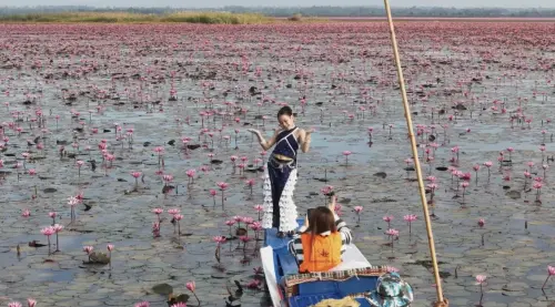 ▲大批遊客拿著手機裡的Lisa宣傳照按圖索驥，為了搶搭同款小船遊湖大排長龍，只為復刻偶像的旅遊路線與美照。（圖／翻攝自Thairath）