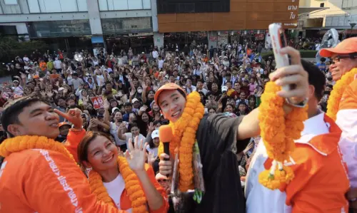 ▲遭到政治判決禁止參政的皮塔，重返造勢舞台為人民黨站台，受到大批支持者熱烈歡迎。（圖／翻攝自The Room 44 Channel）