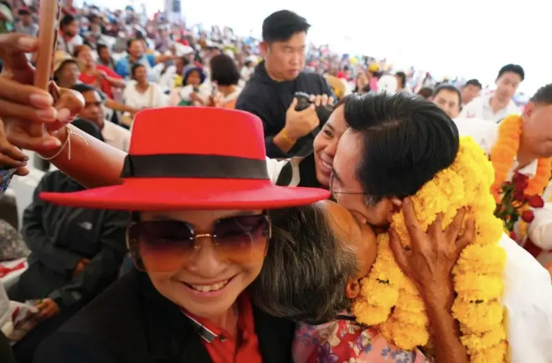 ▲為泰黨總理候選人裕差南前往巴蜀府與春蓬府掃街拜票，受到熱情鄉親簇擁，甚至有鐵粉激動地拉著他獻上臉頰之吻。（圖／翻攝自為泰黨臉書）