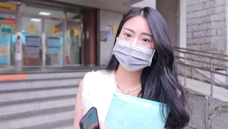 ▲王姓女大生被女警開車撞傷，女警自己沒受傷卻提告過失傷害遭到誣告罪起訴，2024年女大生出庭時曾說女警很荒唐。（圖／記者劉松霖攝，2024.5.21）