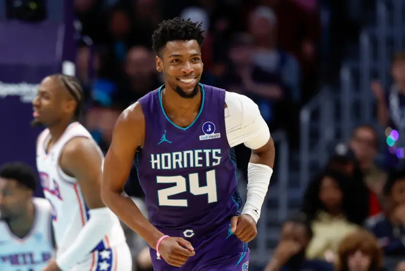 ▲在兩大頂薪球星恩比德（Joel Embiid）與喬治（Paul George）因傷病管理缺陣下，76人在客場以93：130慘敗給夏洛特黃蜂隊。黃蜂隊全場一度領先達50分，寫下聯盟17年來首見的紀錄。（圖／美聯社／達志影像）