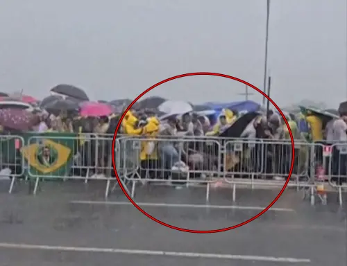 影／示威被雷劈！粉絲控「巴西川普」遭政治迫害　雨中聲援出事了
