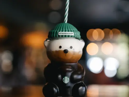 ▲星巴克Bearista熊熊玻璃杯隨裝入飲品有各種變化，掀起全球搶購潮。（圖／星巴克starbucks.com）