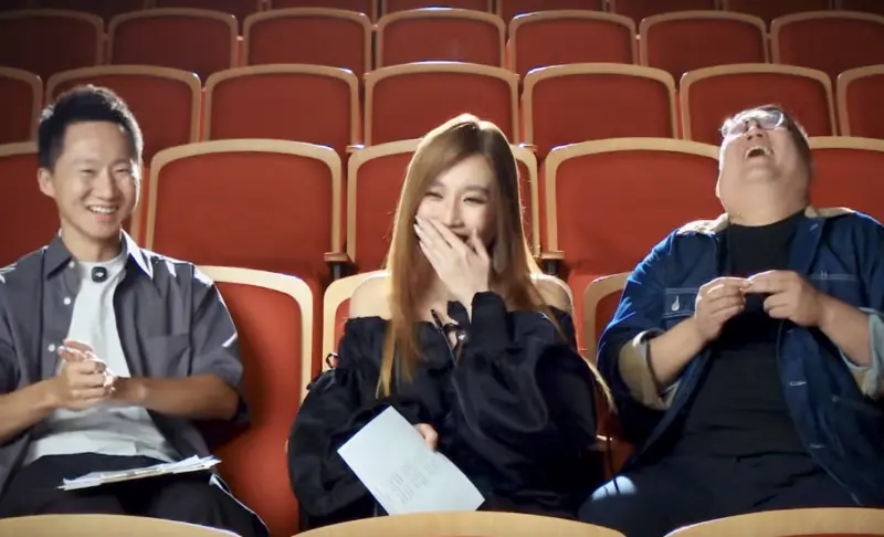 ▲A-Lin（中間）分享看完《陽光女子合唱團》的心得，竟然在一開場就哭了，把林孝謙（右）笑瘋。（圖／翻攝自YouTube 吉米哥 Jimi Bro）