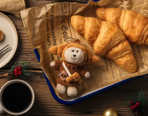 ▲星巴克去年開賣幾乎秒殺的「Bearista可頌裝扮MINI熊寶寶」售價700元，明起回歸再上架。（圖／星巴克starbucks.com.tw）