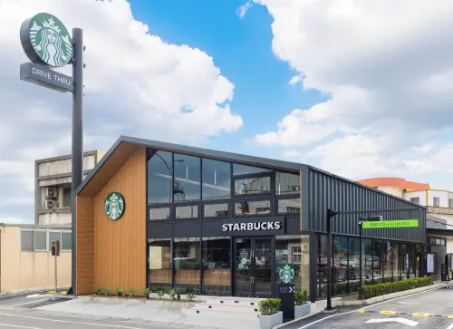 ▲首間農舍概念Drive-Thru門市落腳竹南，星巴克竹南大埔門市開幕了。（圖／星巴克starbucks.com.tw）