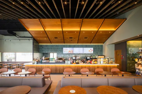 ▲星巴克竹南大埔門市，淺灰色的屋頂與立面角度的錯落配置，結合溫潤木質色調低調而有層次。（圖／星巴克starbucks.com.tw）