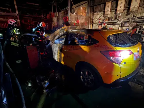北市松山汽修廠凌晨驚傳火警！計程車「突冒火光狂燒」現場畫面曝
