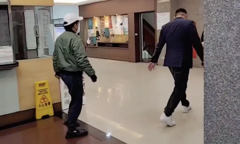 ▲黃子佼涉肇逃首開庭，今天沒穿藍襯衫，改穿綠色外套現身新北地院。（圖／翻攝畫面）