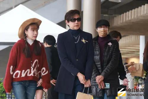 ▲曹西平與包偉銘（中）相愛相殺多年，今包偉銘低調現身，送昔日戰友最後一程。（圖／記者葉政勳攝影）