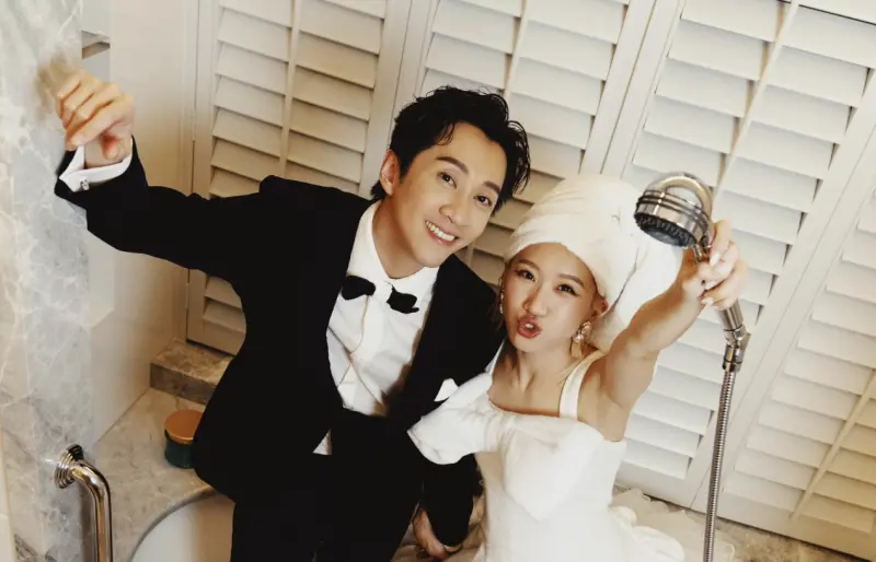 ▲陳漢典（左）曬出小S送上的結婚禮金，不只超厚一包還親手寫上祝福。（圖／翻攝自Lulu臉書）