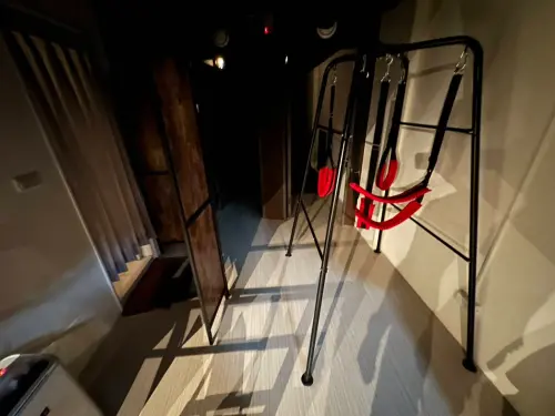 男警扮「圈內人」潛入同志會館　倉庫查獲大量「性裝備」
