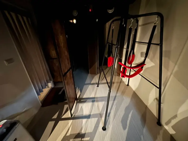 ▲男警扮「圈內人」潛入同志會館  倉庫查獲大量「性裝備」（記者鄧力軍翻攝）