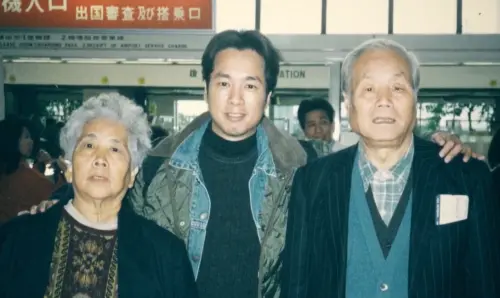 ▲曹西平（中）年輕時期與父母的合照，AI也還原了這個畫面。（圖／Jeremy 穿洞日常FB）