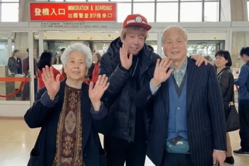 ▲曹西平（中）告別式現場直播在今（27）日早上開始，畫面一開始就是曹西平過往畫面，還用AI做出他與父母相聚道別的模樣，瞬間逼哭粉絲。（圖／Jeremy 穿洞日常FB）