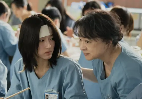 ▲何曼希（左）在《陽光女子合唱團》碰上巨星前輩翁倩玉（右），卻仍然被觀眾注意，光芒沒有被掩蓋，潛力十足。（圖／摘自 IG@man_xi.ho）