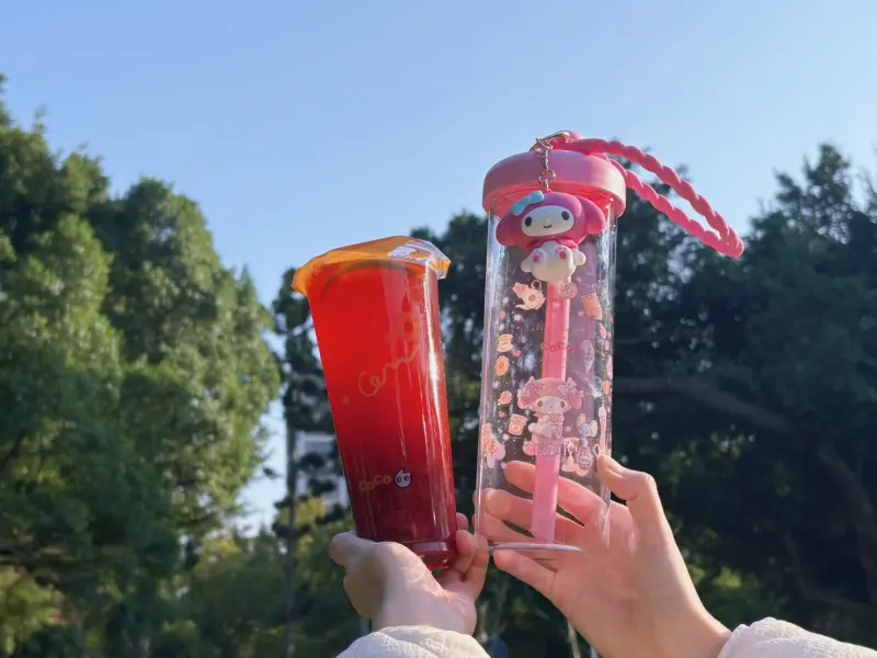 ▲手搖飲料CoCo都可聯名三麗鷗，繼大耳狗喜拿爆紅，最新美樂蒂冷水杯掛立體公仔吊飾，開賣一天幾乎秒殺，官方證實：「全台剩1/3門市有貨」；本文一次整理聯名紙杯、泡泡貼紙免費送、保溫袋19元。（圖／CoCo都可cocofreshtea.ca）