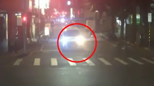 ▲路過的30歲楊姓男子上前勸架遭捲入，陳男一怒之下脫上衣返回車內準備拿刀。（圖／翻攝畫面）