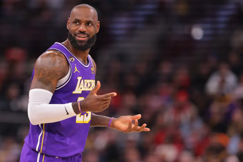 ▲41歲的湖人球星「詹皇」詹姆斯（LeBron James）在對陣公牛的上半場表現神勇，半場狂攻20分並激動怒吼，但下半場氣力放盡僅得4分，幸賴隊友火力支援才驚險獲勝。（圖／美聯社／達志影像）