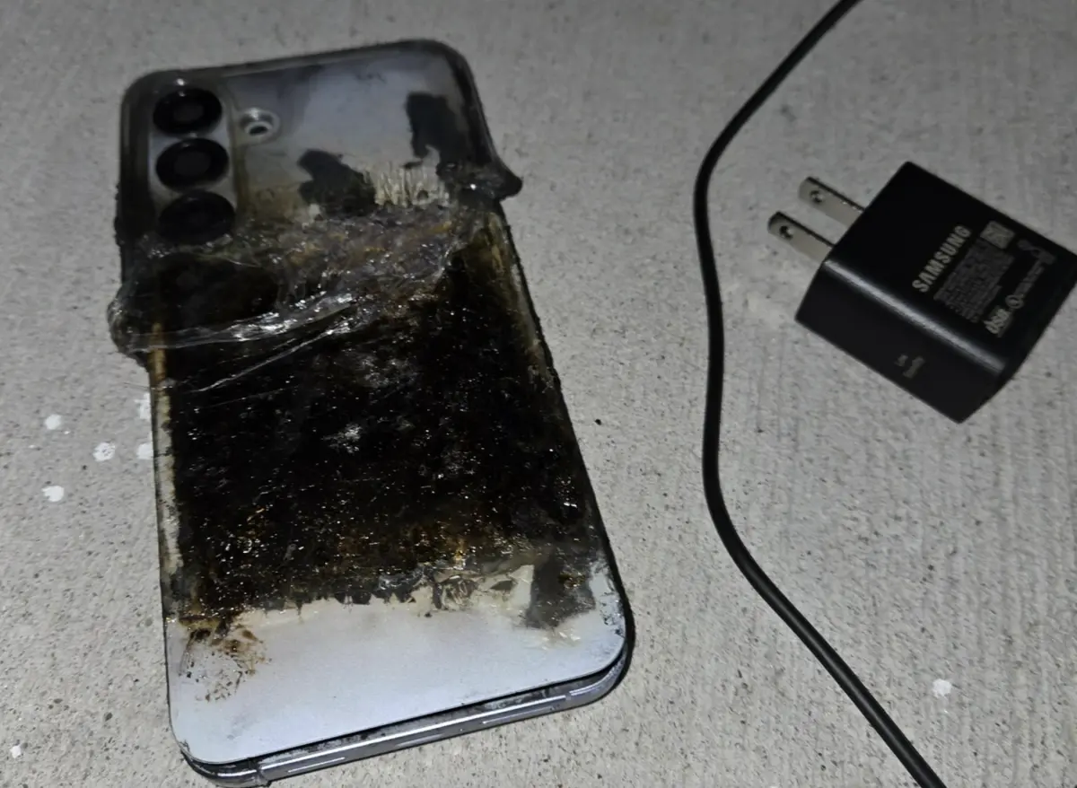 ▲國外有網友的三星S25+手機，購入約2個月，就發生充電爆炸意外，經消防單位調查為熱失控，官方日前也認了，將會賠償相關費用。（圖／翻攝reddit@scoopofwei）