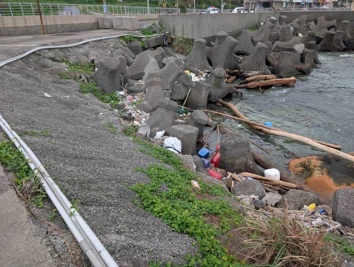 ▲新北市萬里區東澳漁路駱駝峰旁海岸，今（27日）有民眾發現裝有大麻的麻布袋。（圖／翻攝畫面）