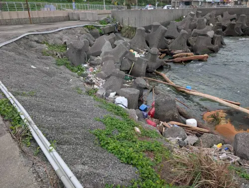 萬里海岸驚見「不明麻布袋飄上岸」一開竟是大麻！市值高達2000萬
