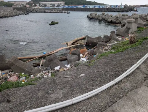 ▲麻布袋內一共有32包大麻、總毛重約43公斤，市值高達2000萬。（圖／翻攝畫面）