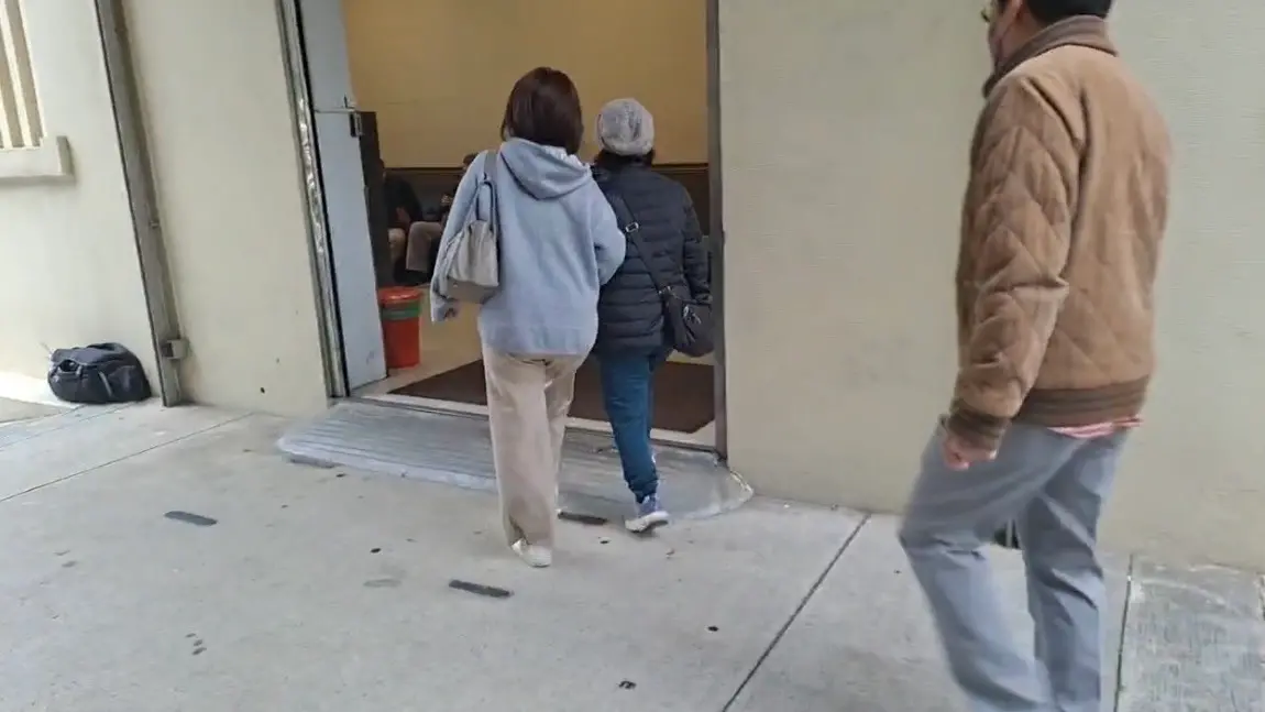 ▲遭丟包台64線的溫姓男子家屬稍早抵達板橋殯儀館，神色相當哀戚。（圖／翻攝畫面）