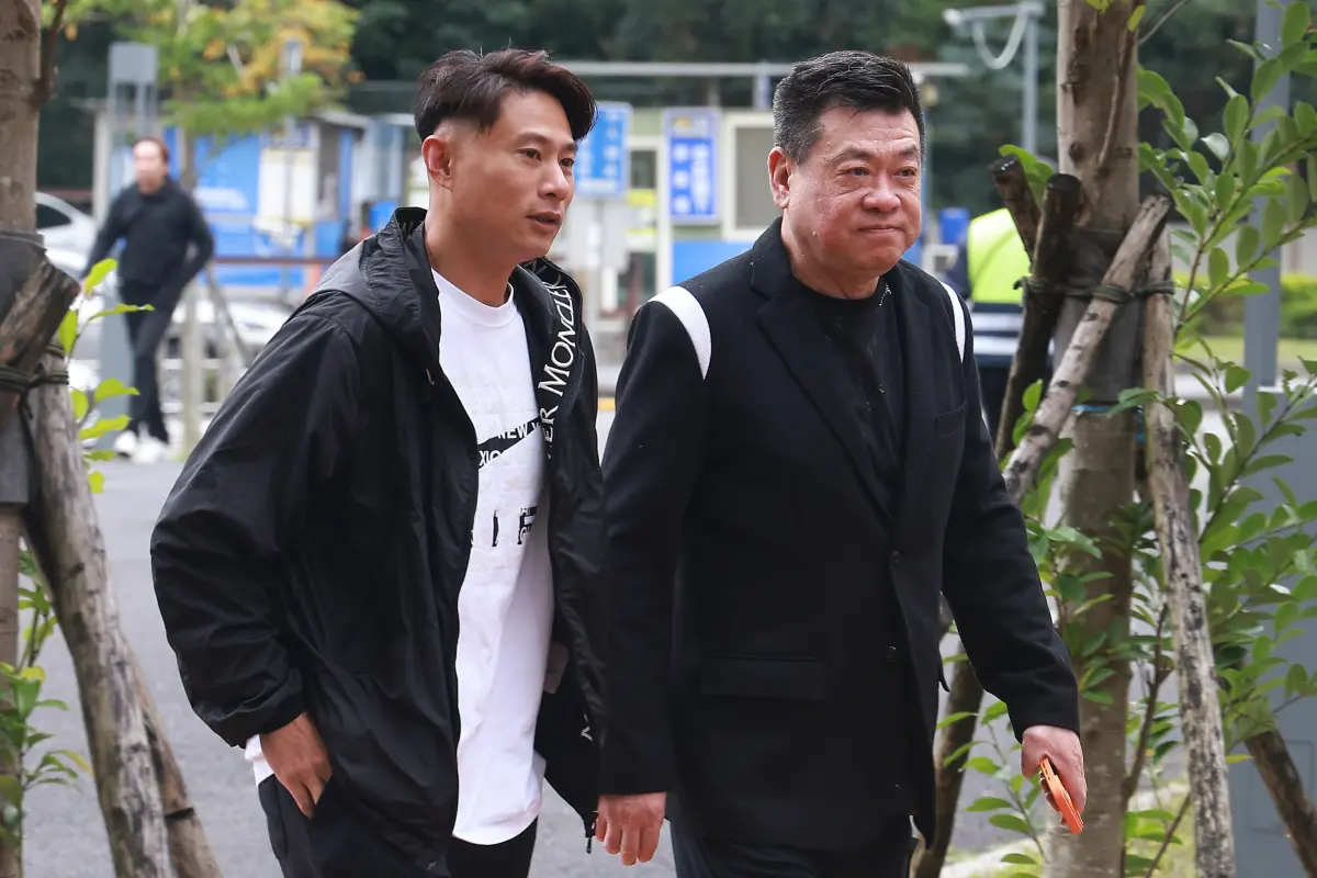 ▲孫德榮（右）、小刀（左）昔日工作夥伴經紀 人吳權浩（Simon）因胰臟癌離世，享年52歲。今（27）日舉辦告別式，兩人前來哀悼。孫德榮表示，原本他病情曾經好轉，以為他會是那5%會好起來的奇蹟。（圖／記者葉政勳攝影）