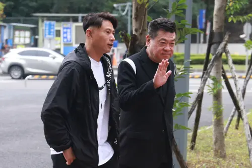 ▲5566成員小刀（左）久未現身，今日他和前輩孫德榮（右）一起到經紀人吳權浩告別式悼念，送別老戰友。（圖／記者葉政勳攝影）