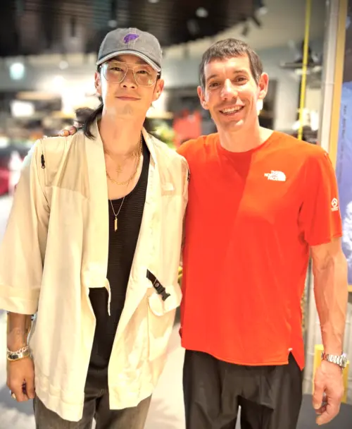 ▲霍諾德（右）攻頂101，吳建豪（左）貼出兩人合照為他道賀，眼尖粉絲發現，霍諾德的手臂爆筋，手指也超粗，真的是練習到位的攀岩家。（圖／翻攝自吳建豪IG@vannesswu）