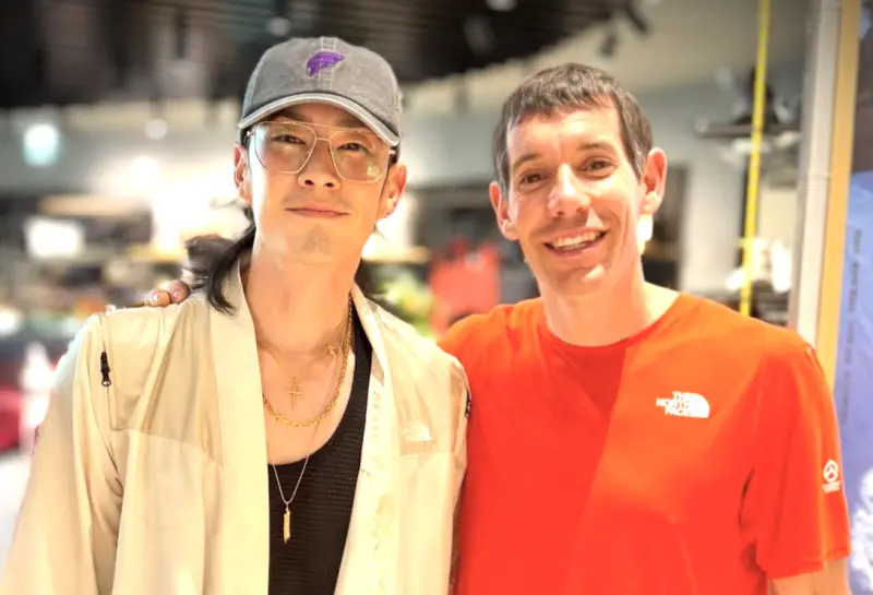 ▲吳建豪為霍諾德攻頂101道賀，並在IG貼出兩人合照。有粉絲發現照片裡的另一重點，是霍諾德的手臂、手指都超粗，能攻頂101，真的不是一朝一夕練成。（圖／翻攝自吳建豪IG@vannesswu）