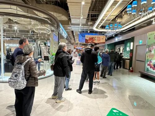 ▲新店裕隆城「TOK牛排屋」開幕人潮排爆！超過30人卡門口。（圖／讀者提供）