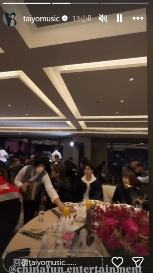 ▲金泰佑拍到王子穿著白色帽踢搭配深色外套，坐在現場吃尾牙。（圖／金泰佑IG@taiyomusic）