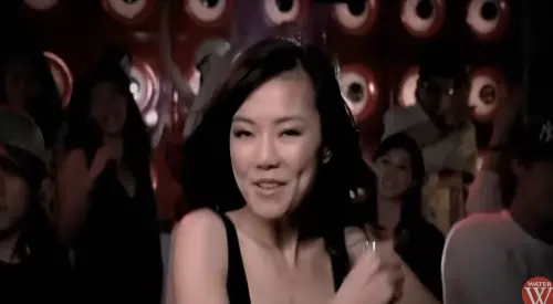 ▲謝金燕在〈練舞功〉的造型如今看來略顯老氣。（圖／翻攝自YouTube華特音樂）