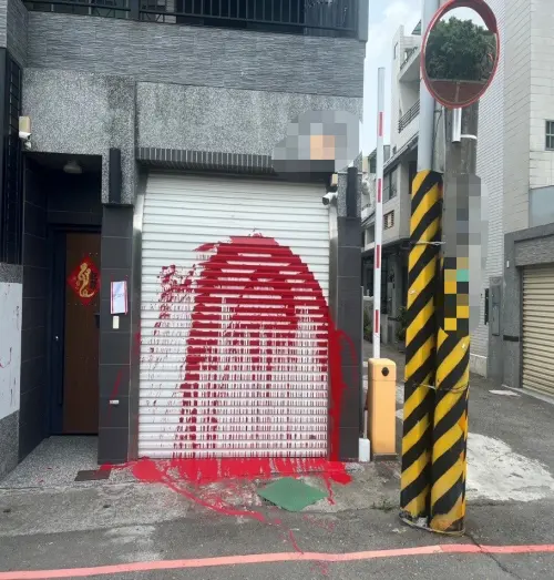 ▲蔡男派小弟至陳男住處潑漆、丟雞蛋，甚至還贈送花生禮盒恐嚇。（圖／被害人提供）