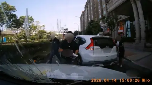 ▲蔡男小弟對陳男車輛砸雞蛋的畫面曝光。（圖／被害人提供）