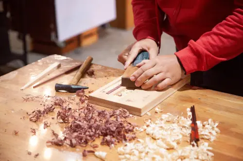 ▲在課程中，民眾可從選木、配對、打磨到收尾，親手完成一雙筷子(圖／木匠兄妹提供2026.1.27)