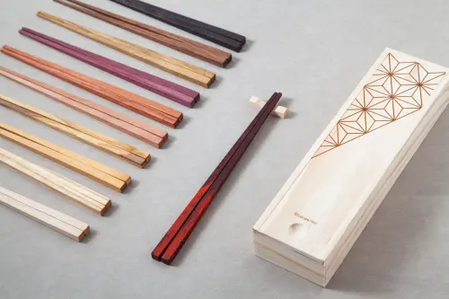 ▲11種顏色，就像新的一年可能遇見的11種風景，配合精緻木盒是收藏也是美好的手作祝福禮盒。(圖／木匠兄妹提供2026.1.27)