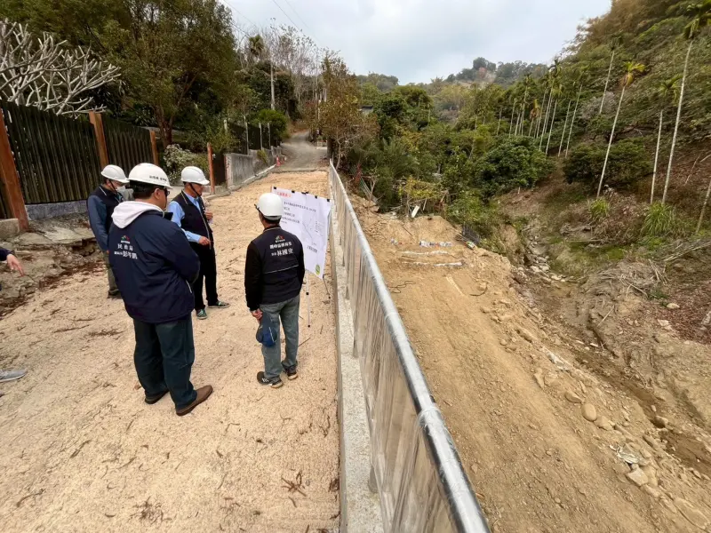 ▲桐林里中坑農路下邊坡復建工程順利推進，預計今年2月中旬前完工(圖／民政局提供2026.1.27)