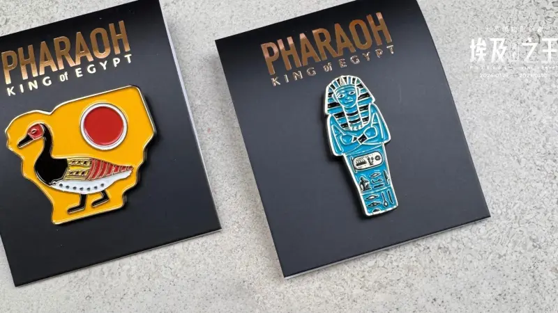 ▲台南奇美博物館合作大英博物館特展《埃及之王：法老》1月29日開展，周邊商品搶先看4款徽章；駐館餐廳Isabati義薩芭蒂開吃金字塔飯、法老王西式餃；推薦「法老探險隊」親子主題導覽；台灣高鐵85折優惠聯票。（圖／翻攝自奇美博物館FB）
