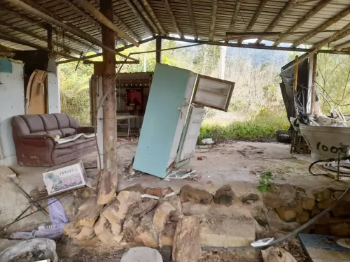 ▲臺灣黑熊入侵里佳地區廢棄工寮破壞冰箱。（圖／林保署嘉義分署）