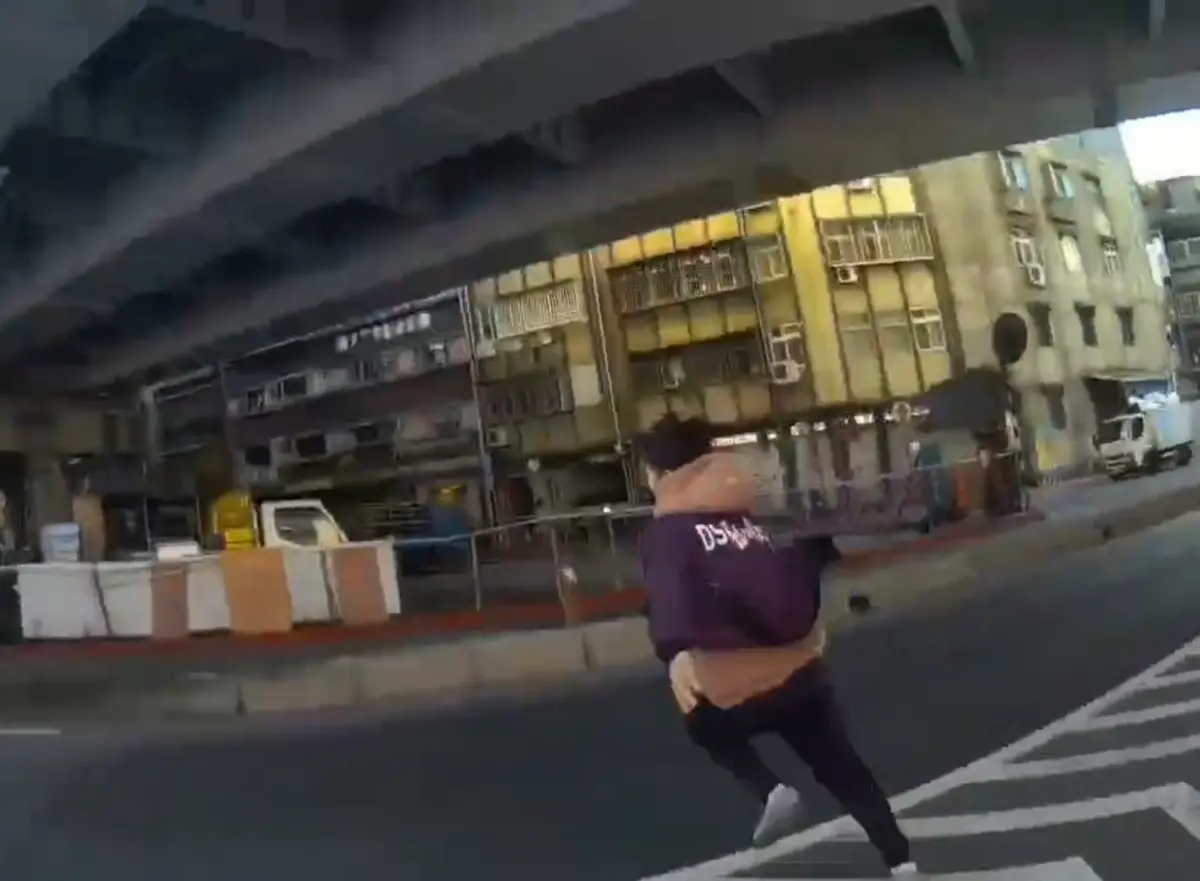 ▲一名以就讀北部某技術學院產學合作專班名義來台的外籍杜姓男子，遭到退學後逾期停留長達269日。（圖／翻攝畫面）