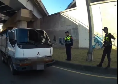 ▲杜男於過程中說詞反覆，眼見身分即將曝光竟徒步逃逸。（圖／翻攝畫面）