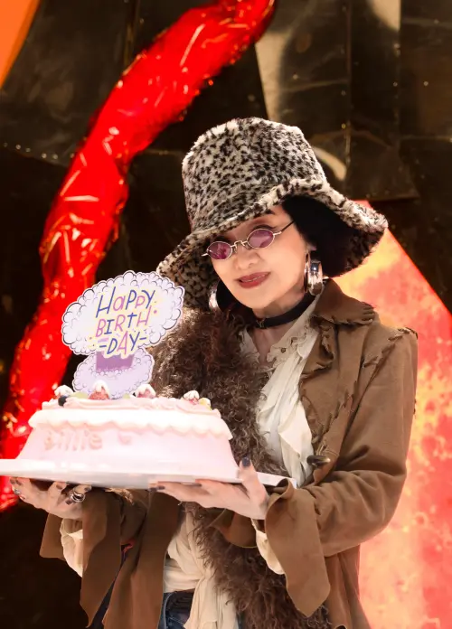 ▲比莉（如圖）歡渡74歲生日，她表示要回歸歌壇，推出新作〈阿福羅火山〉。（圖／環球音樂提供）