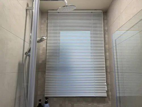 鄰居洗澡全看光！他認「百葉窗簾」不安全　內行改推這做法更防窺
