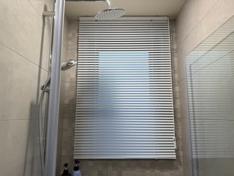 ▲有網友透露，自己從家裡竟可以看到對面樓下鄰居在洗澡，而鄰居就是安裝百葉窗簾，許多人紛紛表示，「百葉窗真的不安全」。（示意圖／記者張家瑋攝）